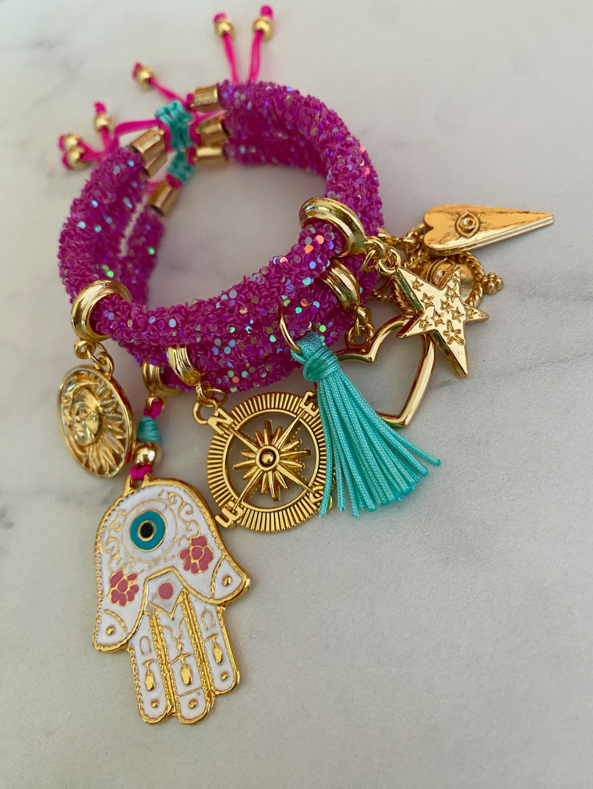 Armbandset mit rosa Strasssteinen, weißer Hamsa-Hand und Glücksbringern