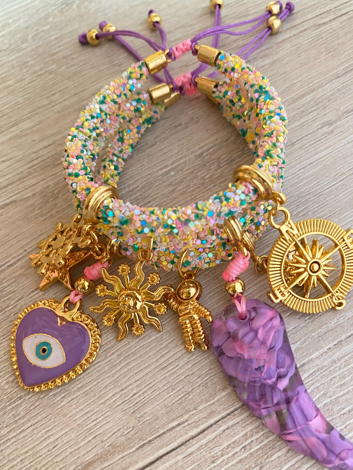 Buntes Regenbogen-Armband mit Strasssteinen, violettem Herzanhänger und violettem Flügel