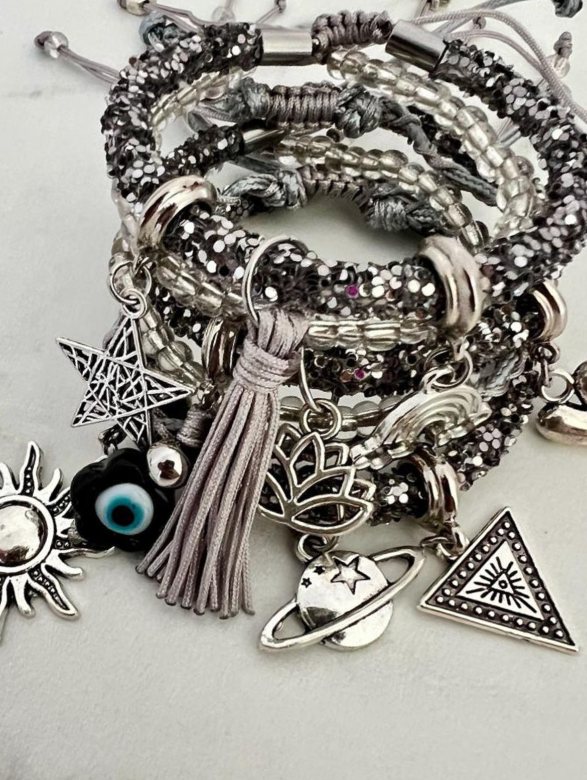 Dunkelgraues Strassarmband, schwarzes Mini-Böses Auge und silberne Glücksbringer