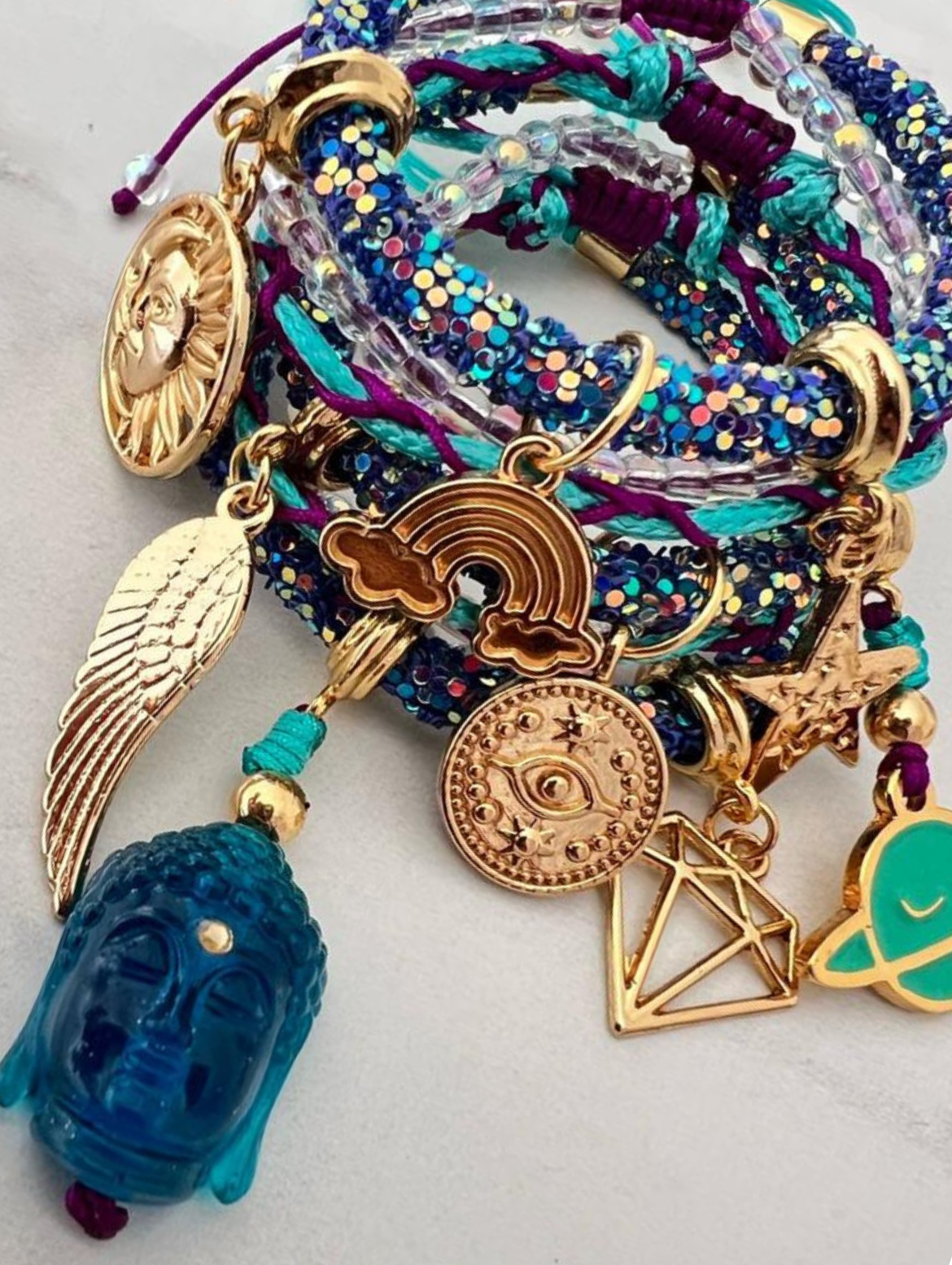 Pulsera de purpurina azul multicolor con dije de resina y detalles dorados – Ajustable