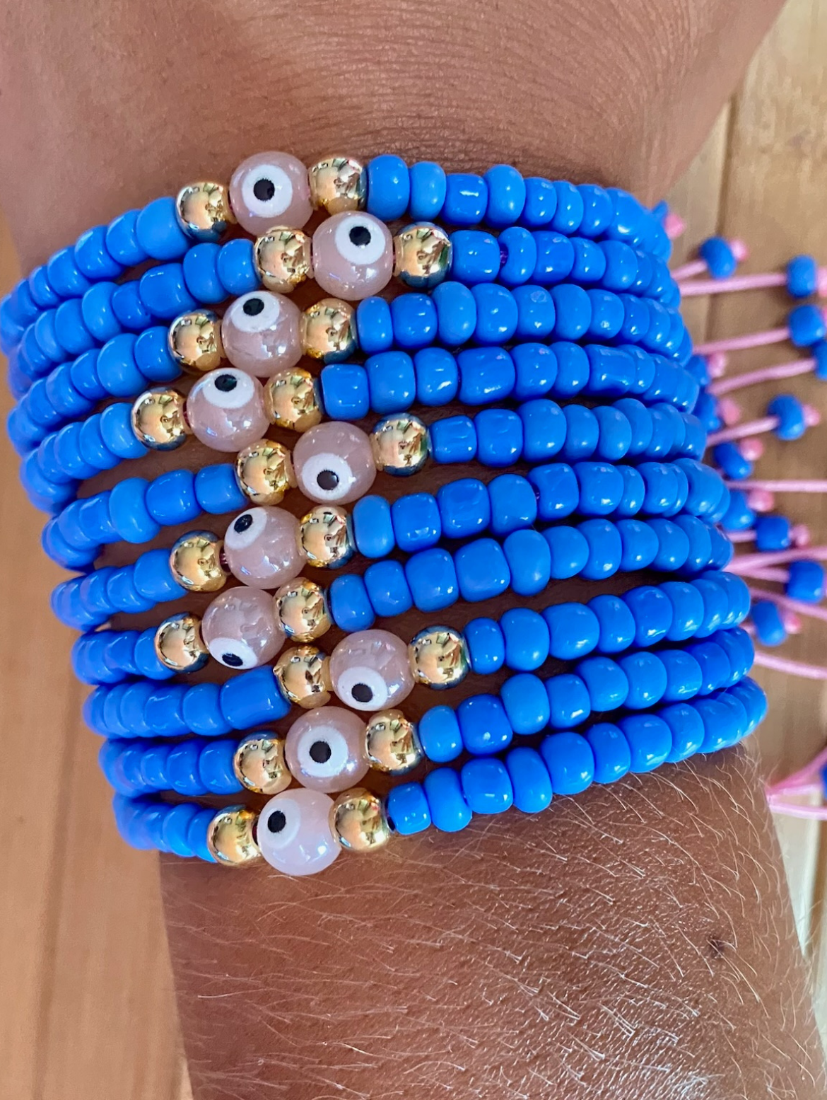 Mehrreihiges Perlenarmband mit dem bösen Blick in leuchtendem Blau