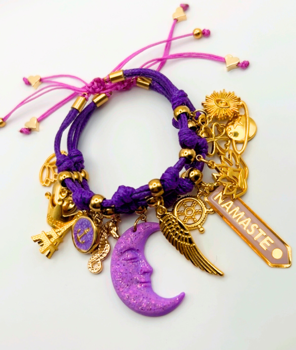 Pulsera morada con detalles dorados: joyería bohemia espiritual ajustable