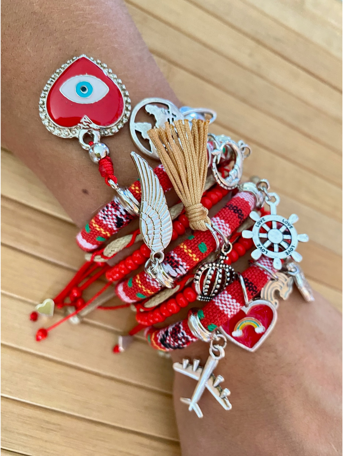 Pulsera bohemia con múltiples dijes en rojo vibrante