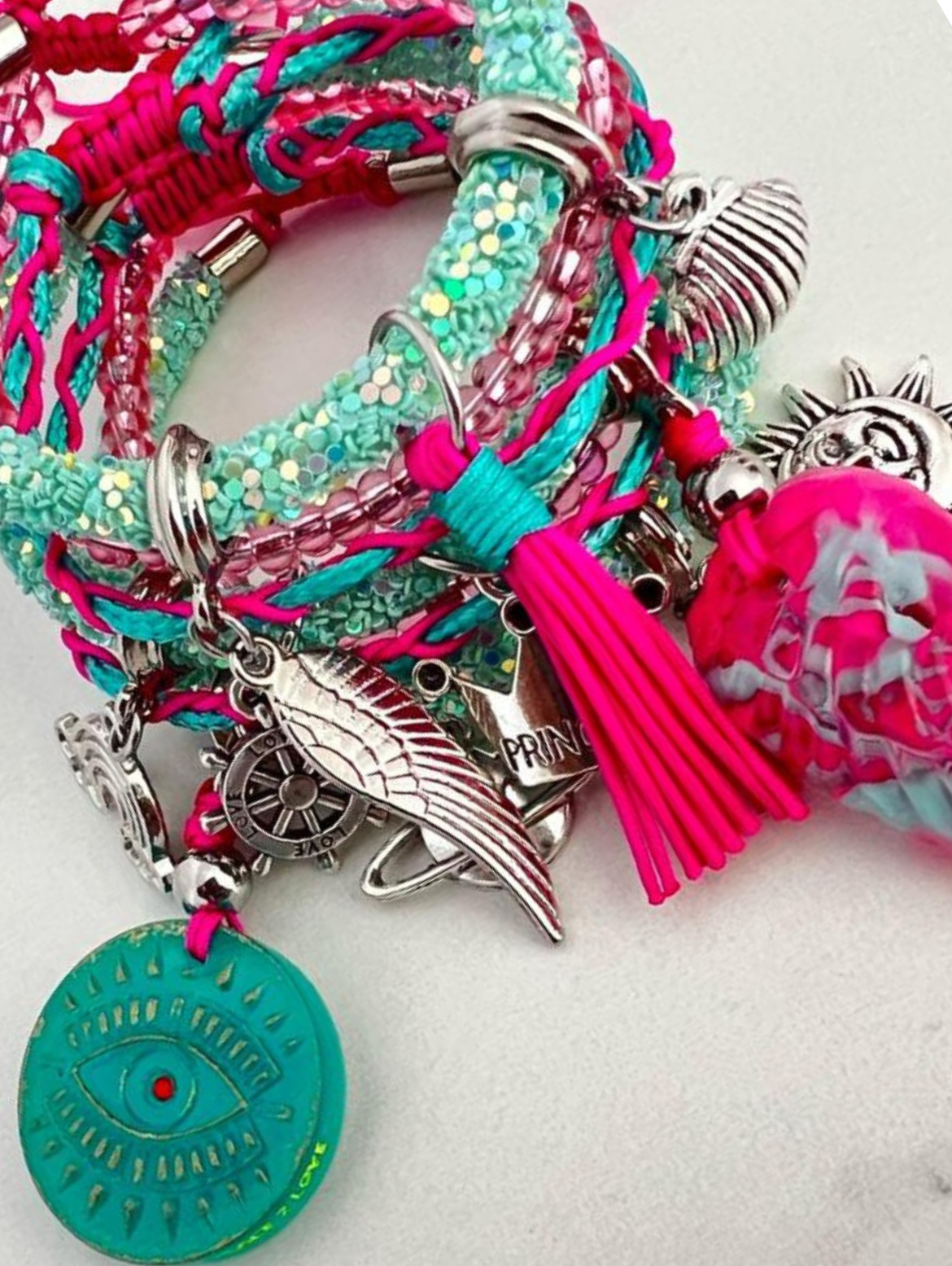 Armband mit türkisfarbenen Strasssteinen, pinkfarbenem Flügel, rundem bösen Blick und silbernen Glücksbringern