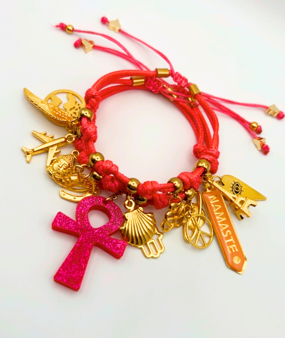 Pulsera fucsia con dijes, símbolo Ankh y detalles dorados: joyería bohemia espiritual ajustable