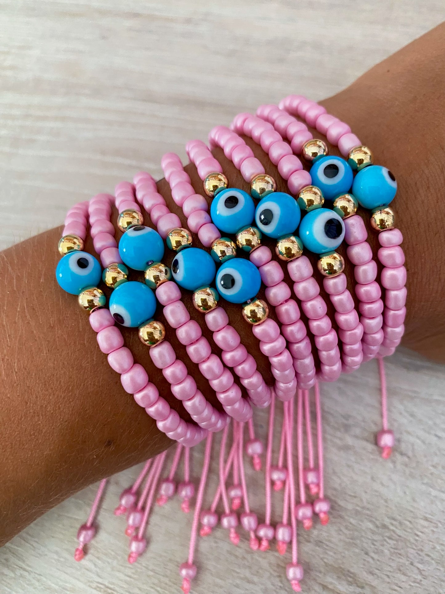 Handgemachtes Perlenarmband mit bösem Blick in Rosa und Türkis