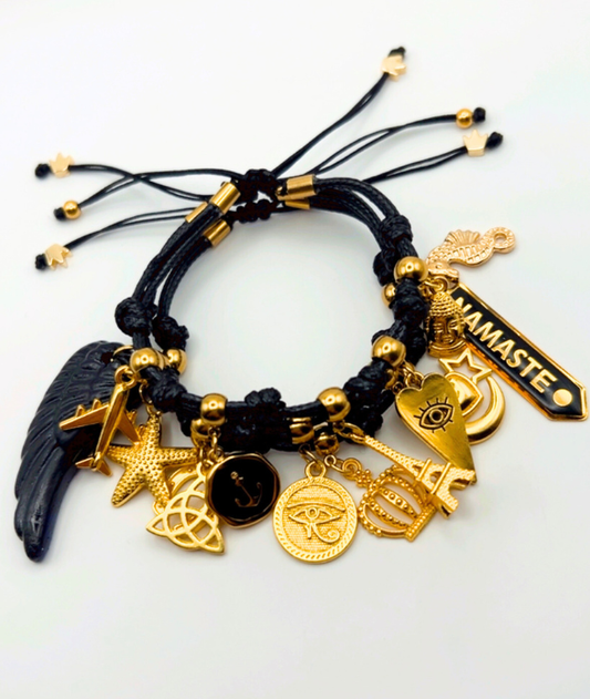Pulsera negra con dijes, detalles dorados y símbolos espirituales: joyería bohemia ajustable