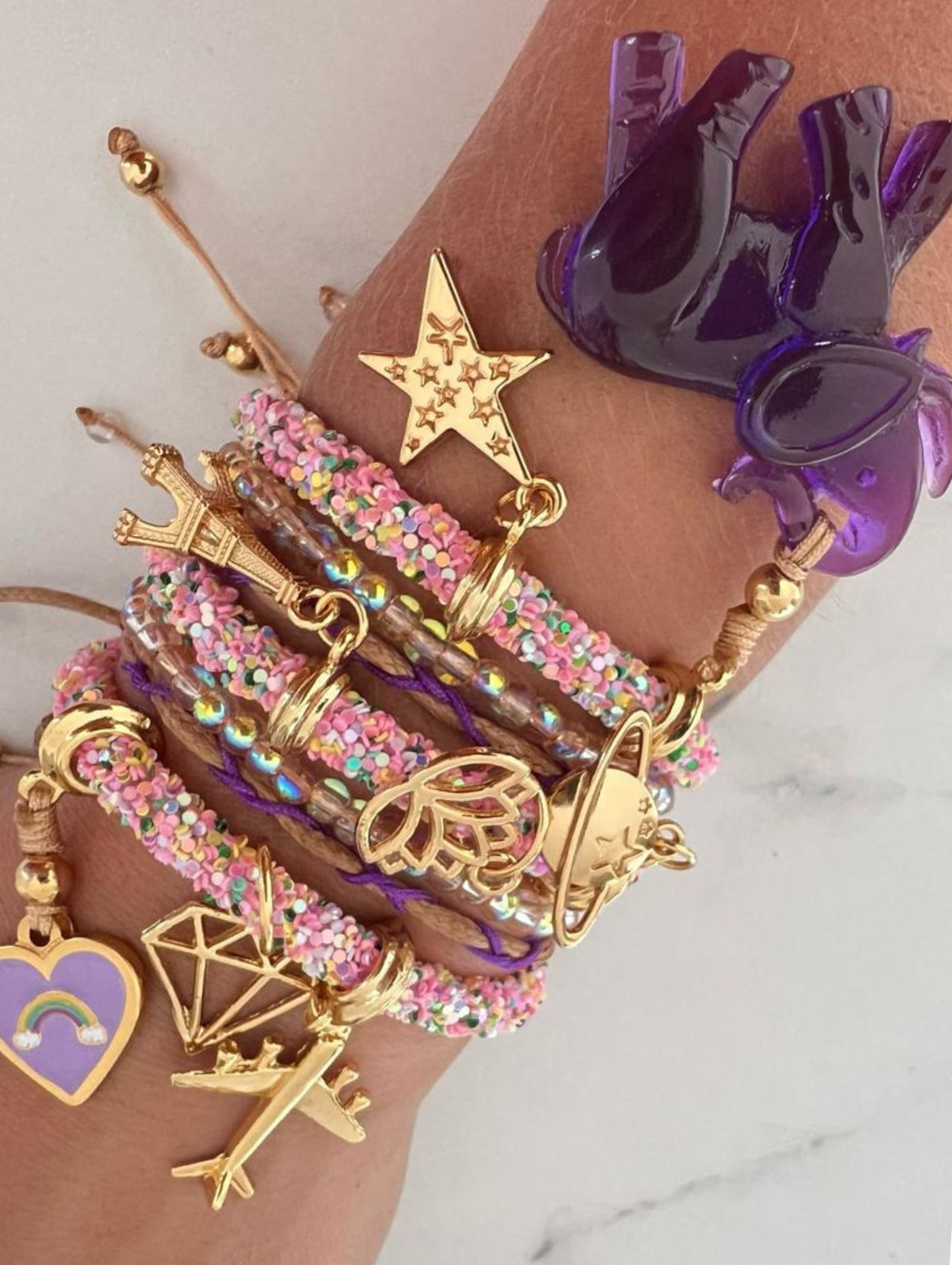 Mehrfarbiges hellrosa Armband mit lila Elefantenanhänger und goldenen Glücksbringern