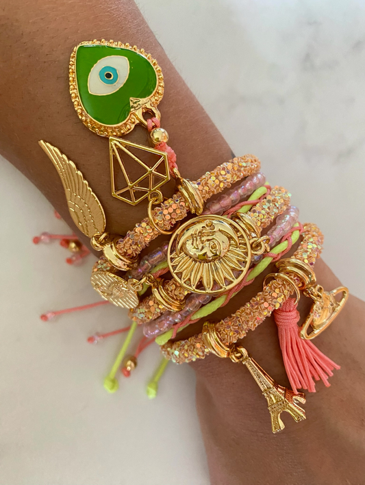 Pulsera de pedrería rosa claro con corazón de mal de ojo verde y amuletos de la suerte