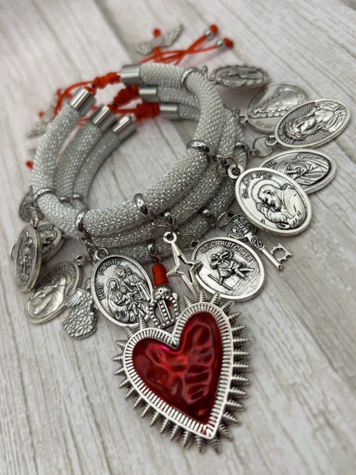 Boho-Armband mit heiligem Herzen und religiösen Medaillen