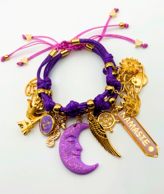 Pulsera morada con detalles dorados: joyería bohemia espiritual ajustable