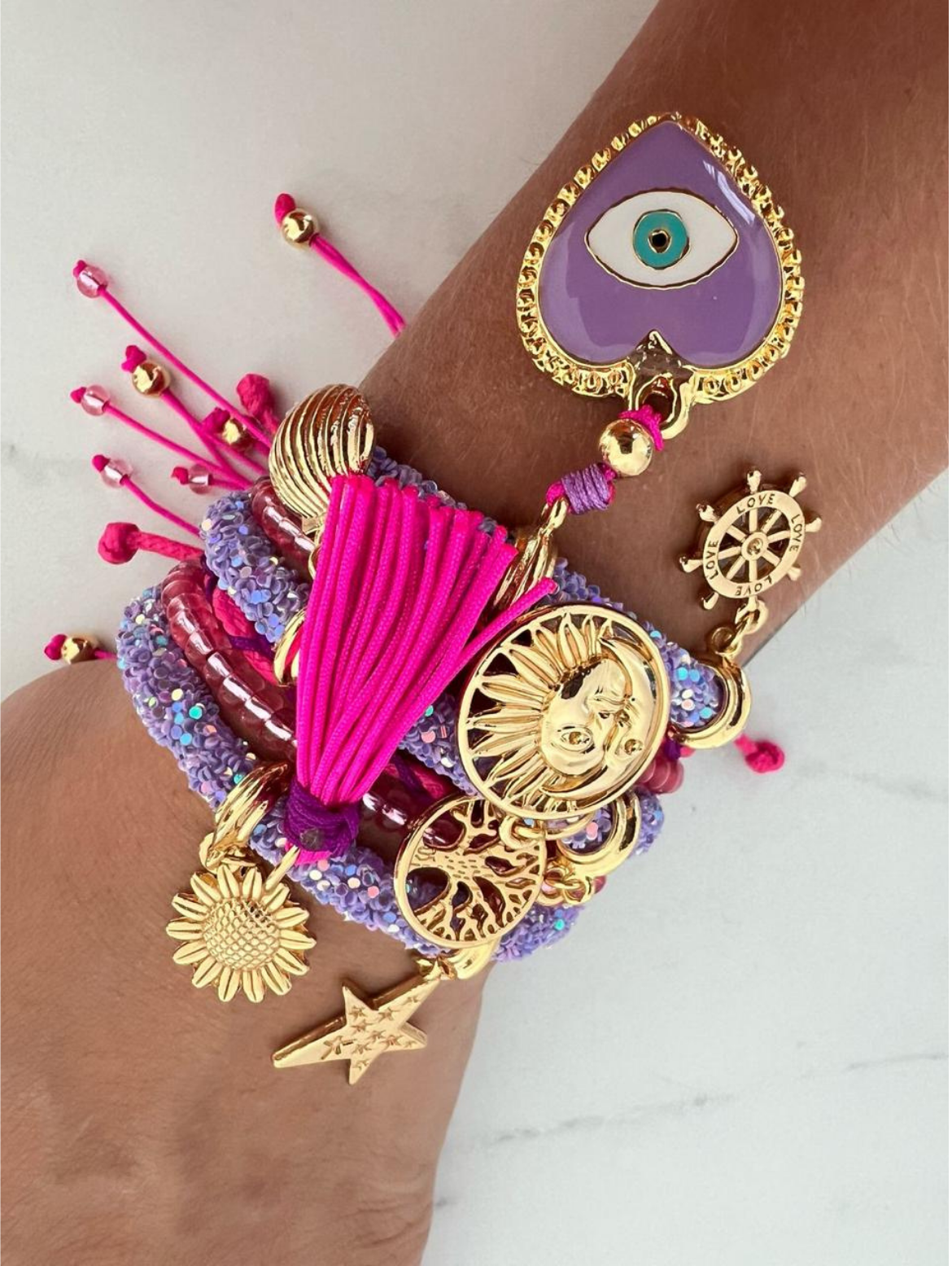 Lavendelfarbenes Glitzerarmband mit lila Herzanhänger und goldenen Akzenten