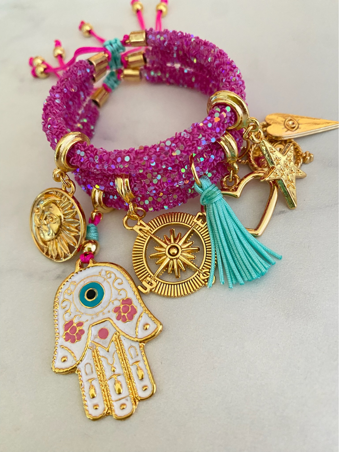 Armbandset mit rosa Strasssteinen, weißer Hamsa-Hand und Glücksbringern