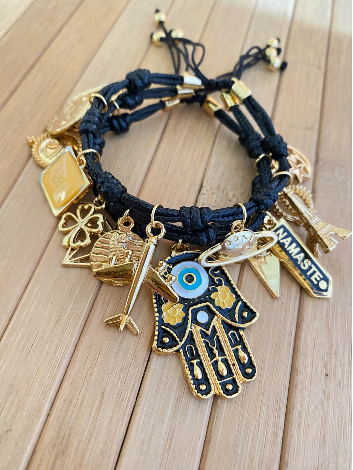 Pulsera de Cordón Víbora Negra con Mano de Hamsa Negra y Detalles Dorados.