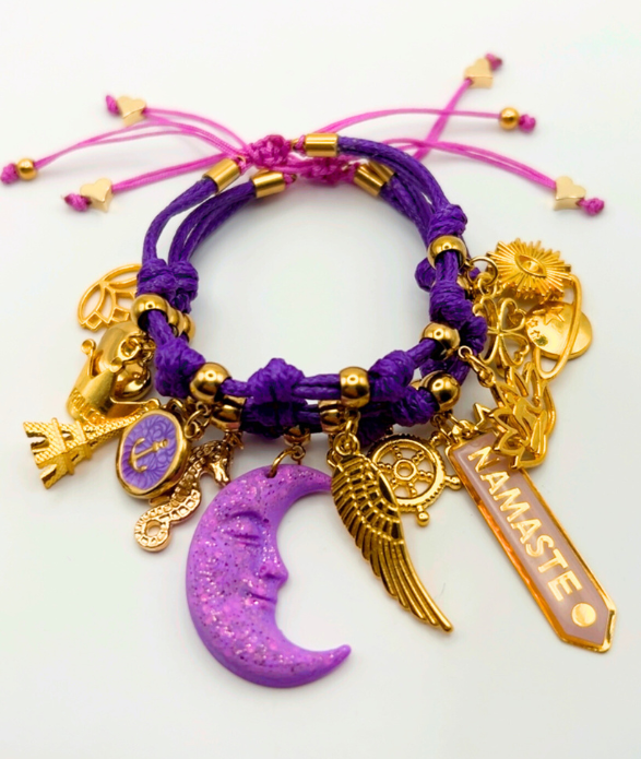 Pulsera morada con detalles dorados: joyería bohemia espiritual ajustable