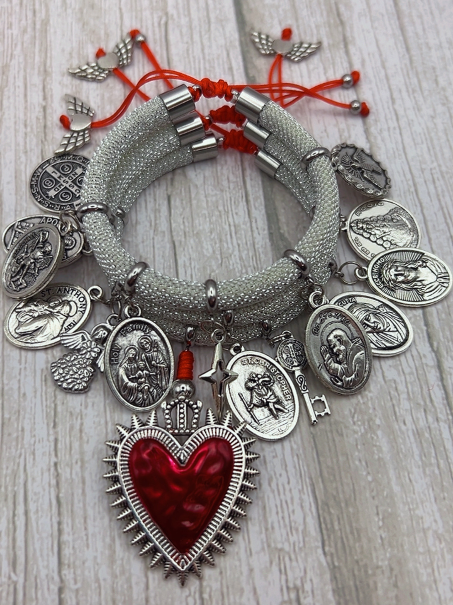 Boho-Armband mit heiligem Herzen und religiösen Medaillen