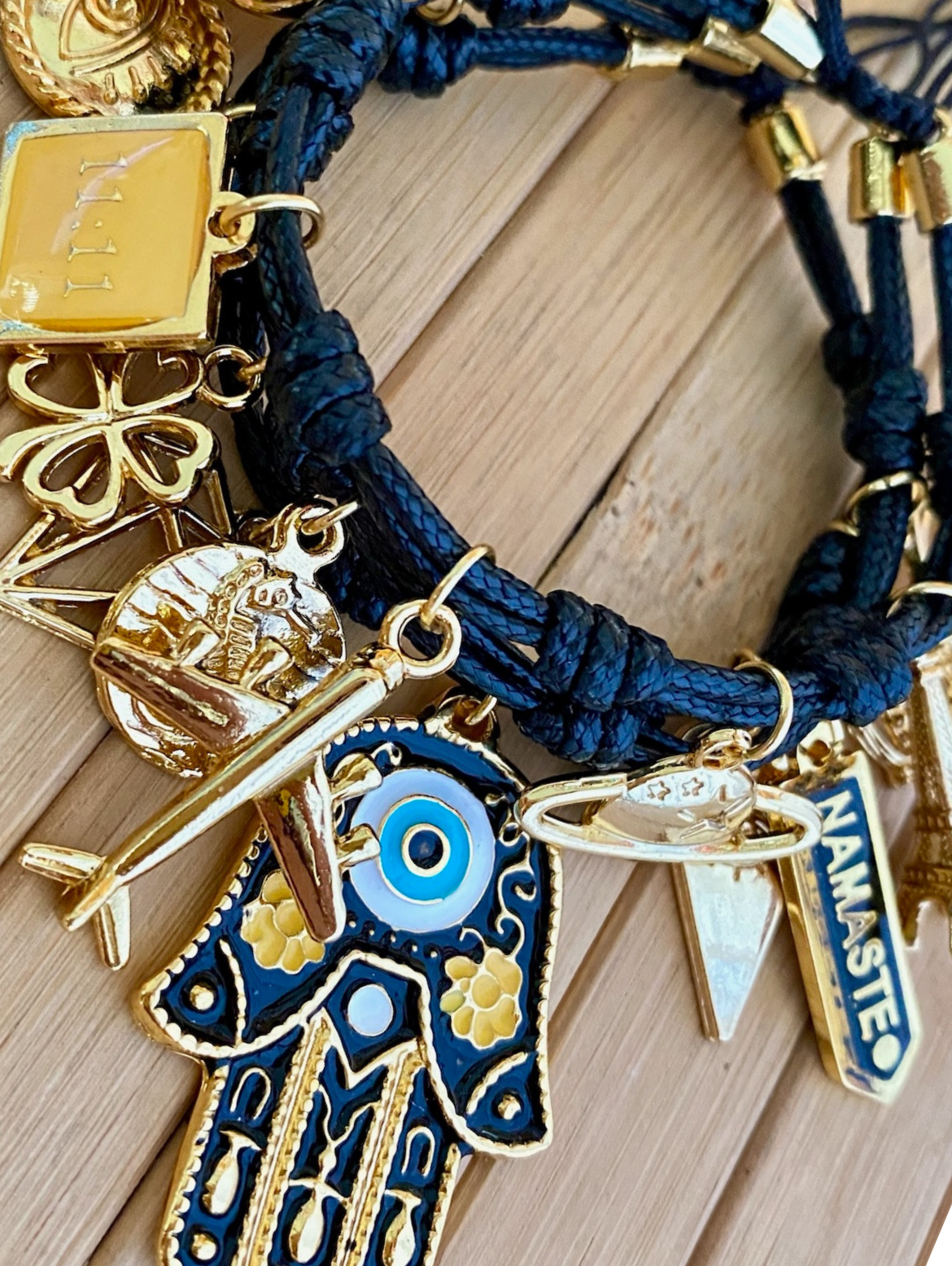 Pulsera de Cordón Víbora Negra con Mano de Hamsa Negra y Detalles Dorados.