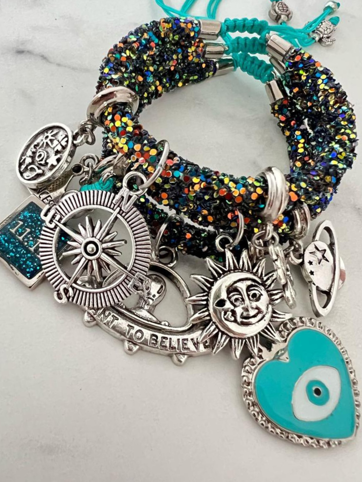 Dunkelgrünes, mehrfarbiges Armband, hellblaues Herz, 11:11 und silberne Glücksbringer.