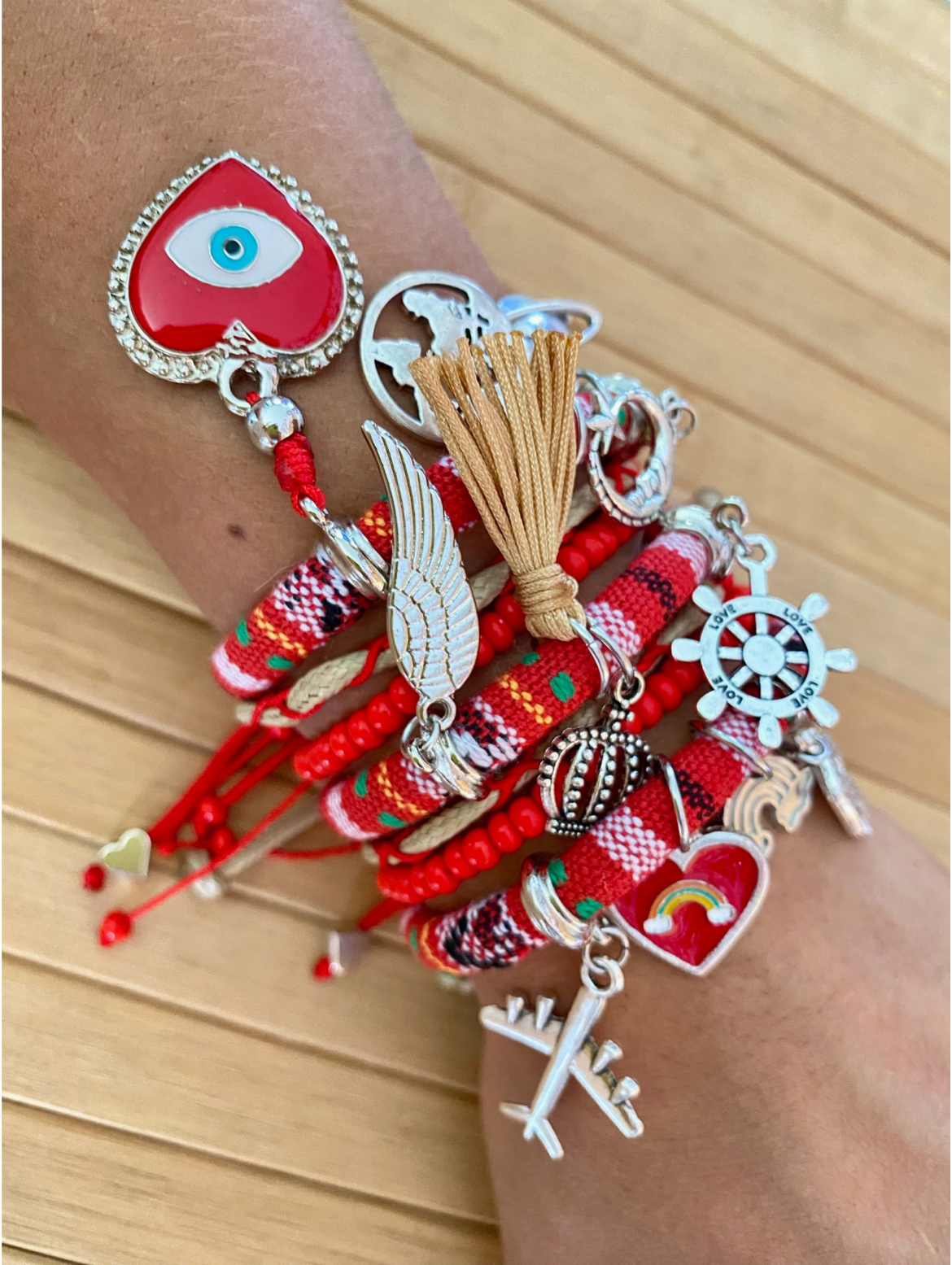 Böhmisches leuchtend rotes Armband mit mehreren Charms