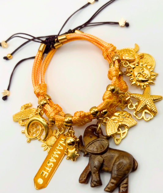 Pulsera de dijes naranja con elefante y detalles dorados: joya bohemia ajustable.