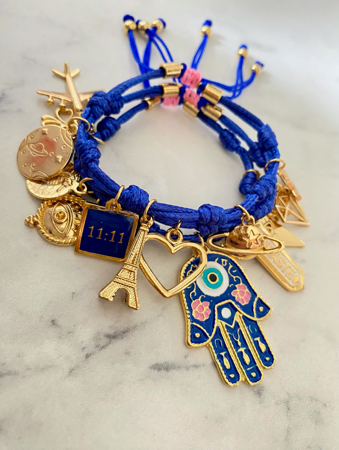 Pulsera de Cordón Víbora Azul Oscuro con Mano de Hamsa Azul Oscuro y Detalles Dorados.