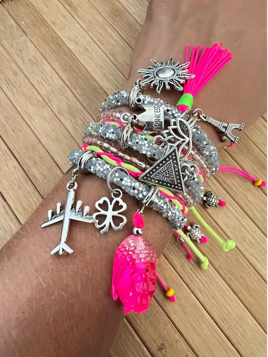 Pulsera multicapa de diamantes de imitación grises con dijes plateados