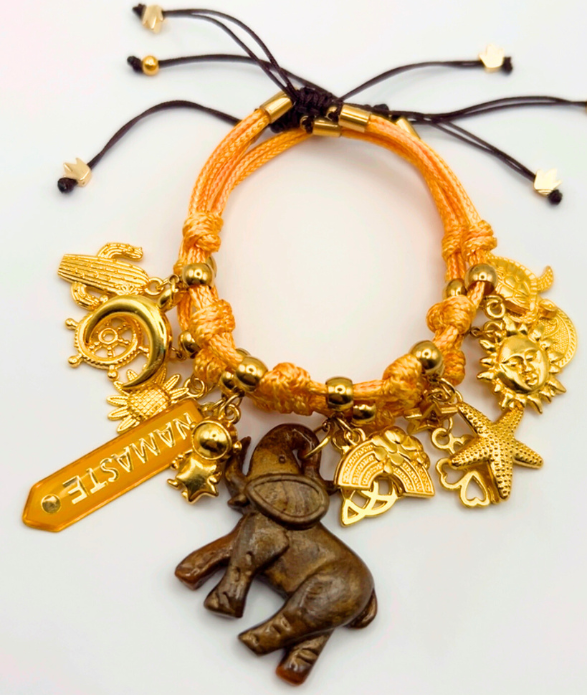 Pulsera de dijes naranja con elefante y detalles dorados: joya bohemia ajustable.