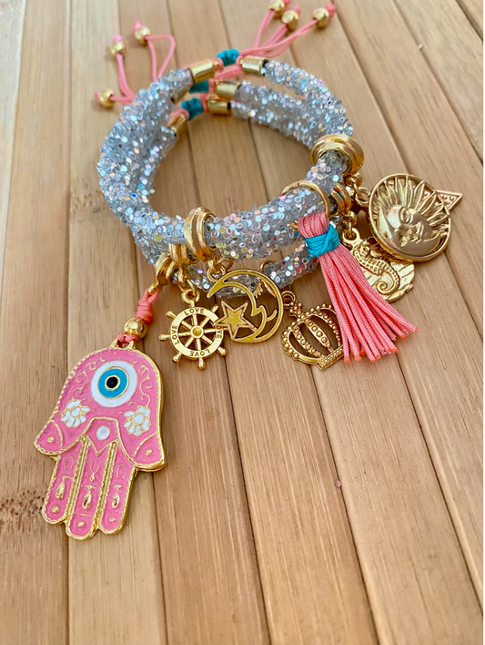 Graues Strass-Armband mit rosa Hamsa-Hand und Glücksbringern