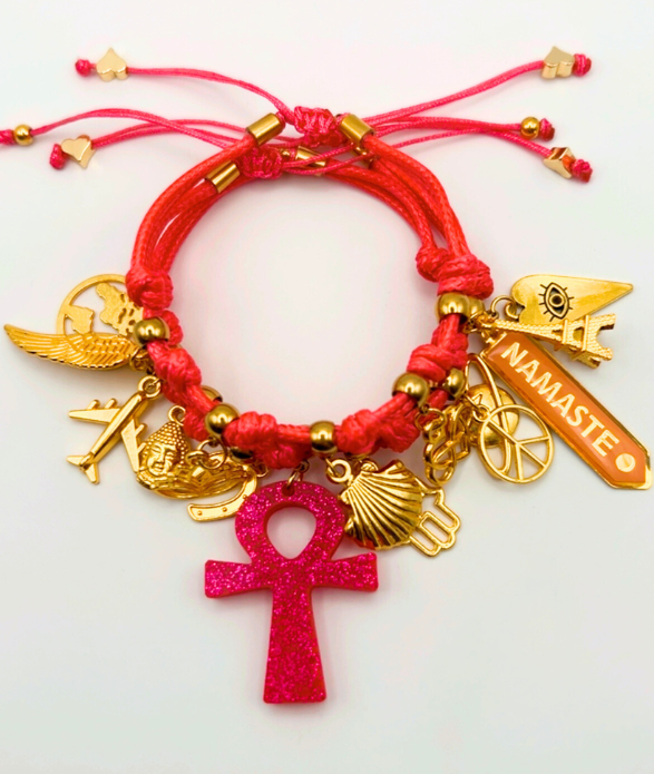 Pulsera fucsia con dijes, símbolo Ankh y detalles dorados: joyería bohemia espiritual ajustable