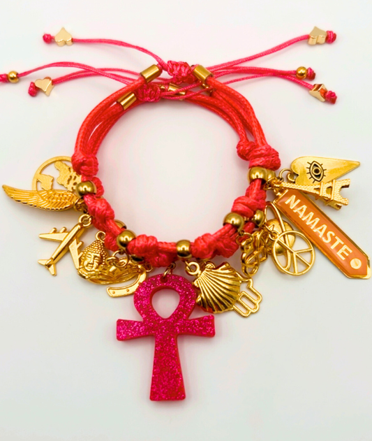 Pulsera fucsia con dijes, símbolo Ankh y detalles dorados: joyería bohemia espiritual ajustable