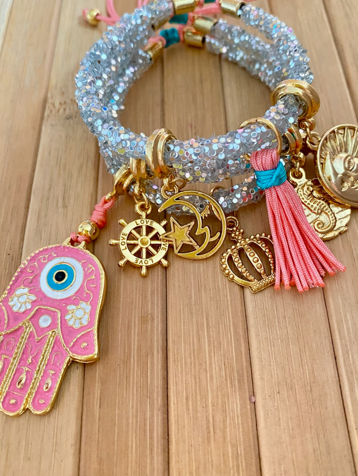 Graues Strass-Armband mit rosa Hamsa-Hand und Glücksbringern