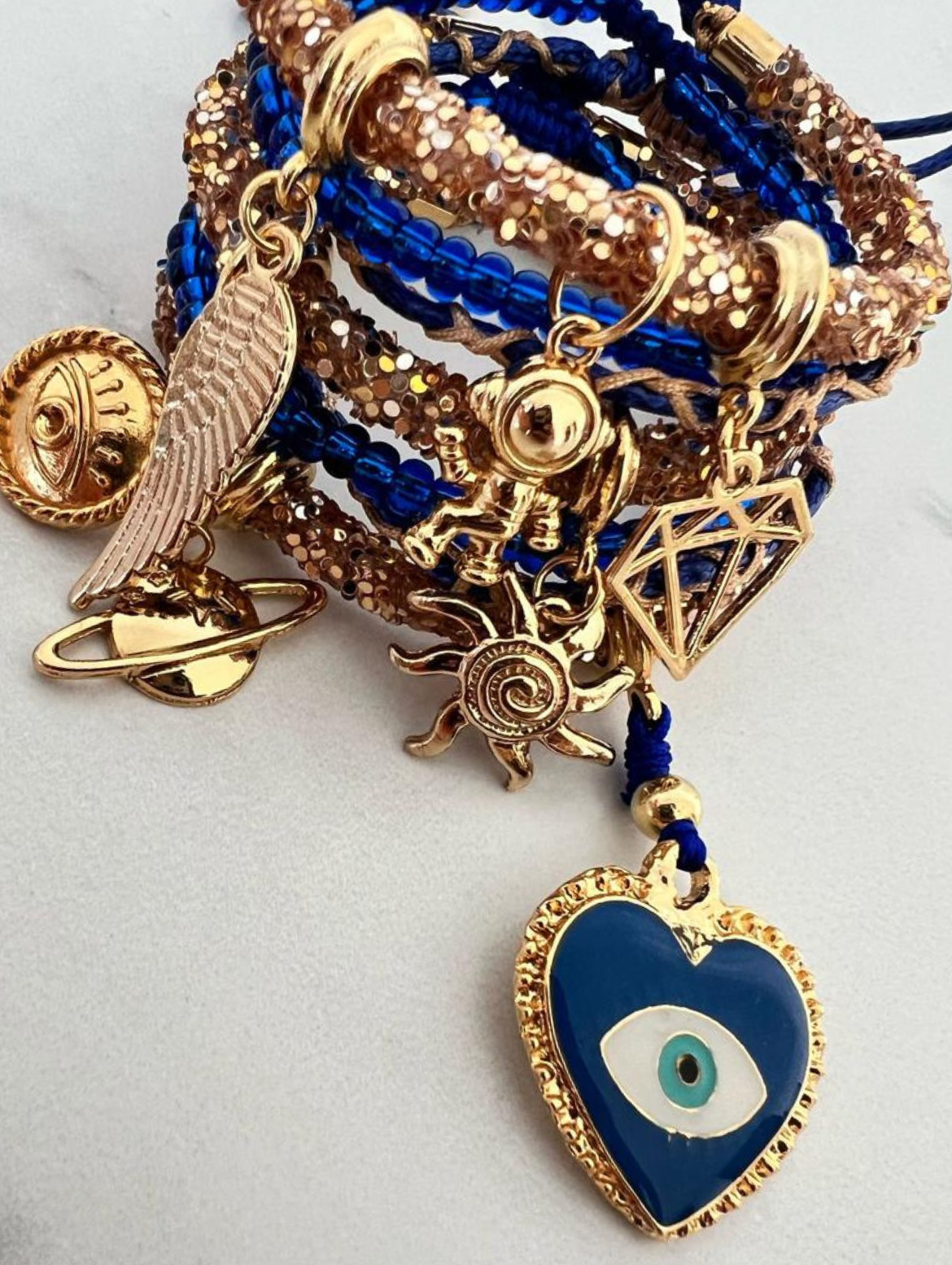 Pulsera de diamantes de imitación dorados con cordón de cuentas azules, corazón de ojo malvado azul oscuro y amuletos de la suerte.