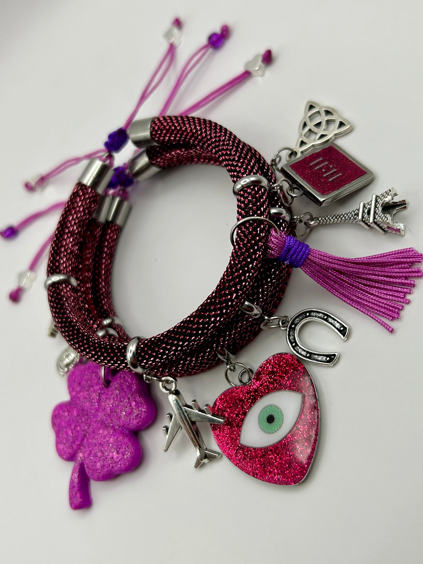 Pulsera multidijes de cordón metálico rosa: corazón, mal de ojo, suerte y símbolos de viaje