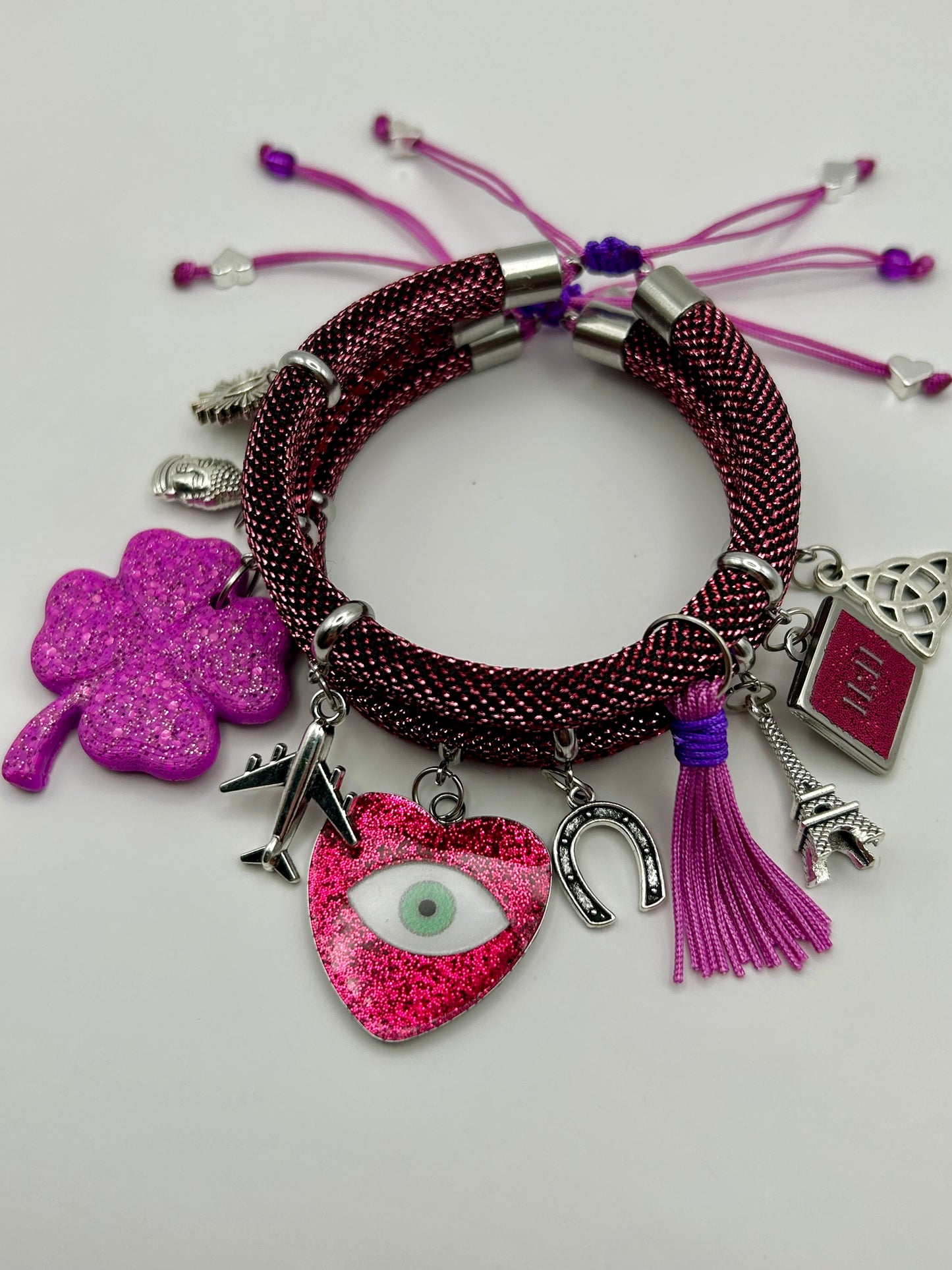 Pulsera multidijes de cordón metálico rosa: corazón, mal de ojo, suerte y símbolos de viaje