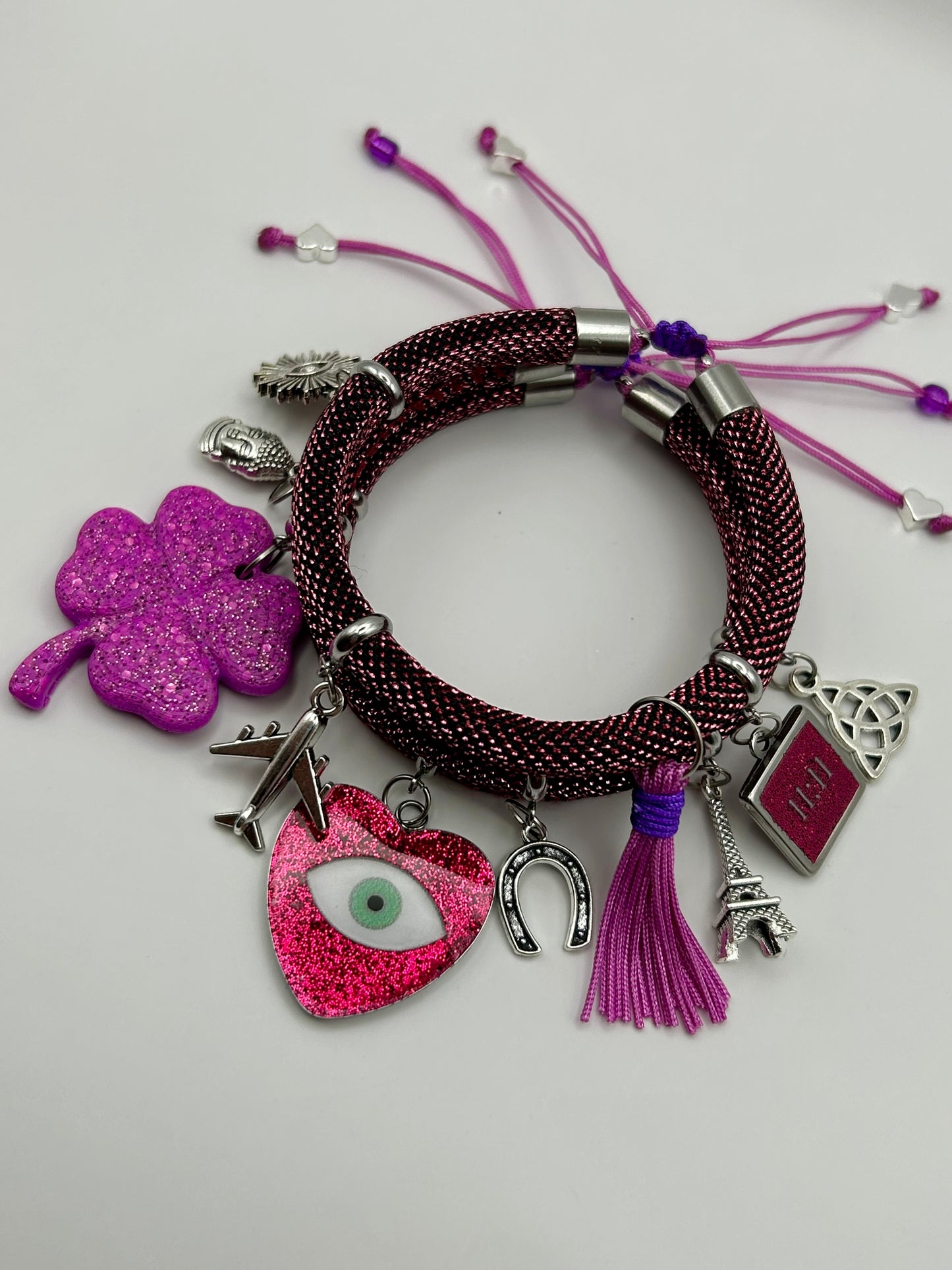 Pulsera multidijes de cordón metálico rosa: corazón, mal de ojo, suerte y símbolos de viaje